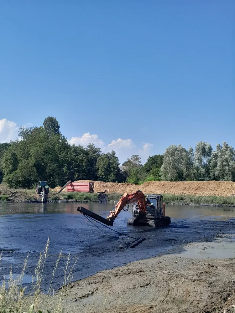 Curage de lagunes à La Roche-Vineuse